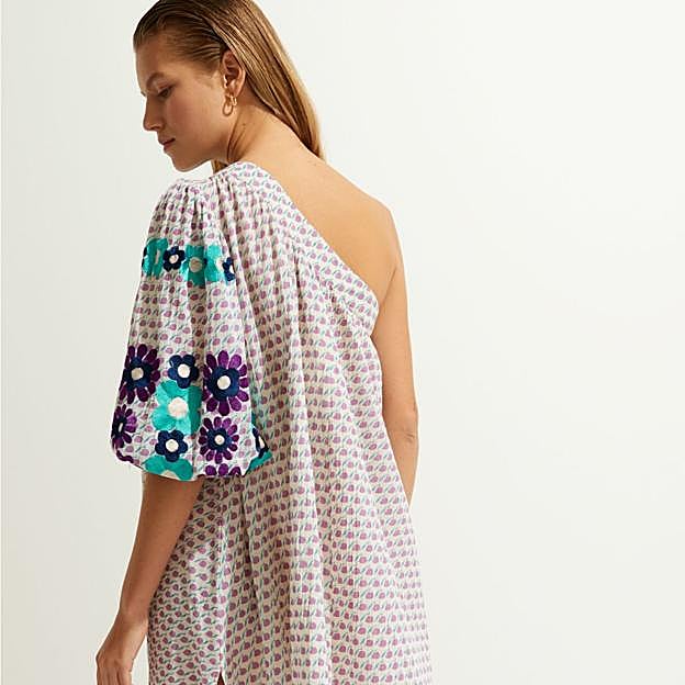 Imagen principal - Asimétrico y de flores, este es el vestido de Marta Hazas que va a inspirar tus mejores looks veraniegos