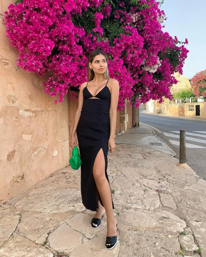 Lo sofisticado que es el negro. Y, lo versátil. Un vestido minimalista con aberturas es lo más favorecedor, este verano. Está en nosotras llevarlo con tacones o sandalias. Eso sí, que los accesorios tengan un color llamativo, para que el look no resulte demasiado aburrido.