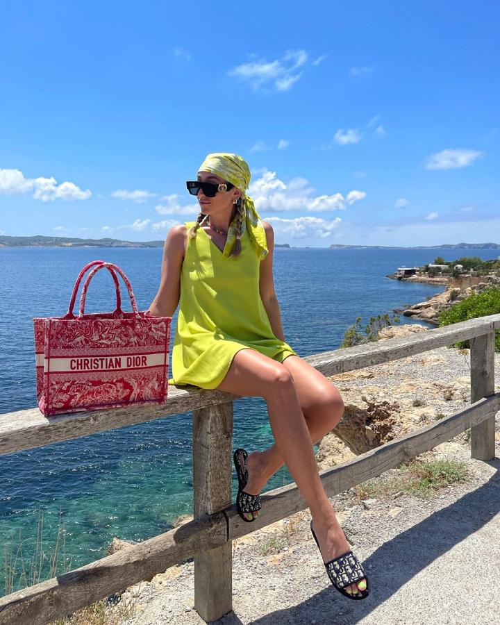 El vestido mini, para cualquier ocasión dependiendo de los accesorios que elijas. Este look tiene el verde lima (muy rejuvenecedor) como protagonista, es perfecto para ir a la playa, tomar algo en el chiringuito y recorrer el paseo marítimo. Solo te hace falta un pañuelo de seda, unas sandalias y un bolso grande. Sin olvidarnos de las gafas de sol que, como habrás observado, son indispensables.