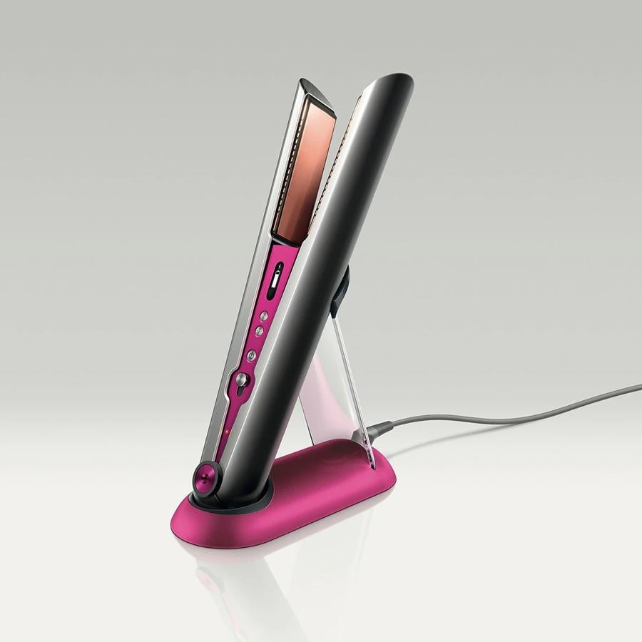 Otra de las planchas de pelo inalámbricas (499 euros) que más nos gustan es esta de Dyson. Una plancha de styling que te permitirá crear ondas de sirena, pelo liso tabla, y todos los peinados que quieras sin dañar tu melena. Se carga totalmente en 70 minutos, y cuenta con una autonomía de 3o minutos. Se puede regular el calor (165°C, 185°C y 210°C) para adecuarse al tipo de cabello, longitud y estilo deseado.