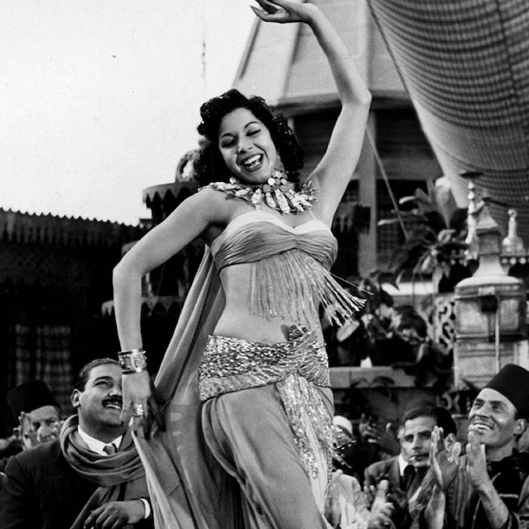 La bailarina egipcia Samia Gamal en una escena de baile de una de sus películas.