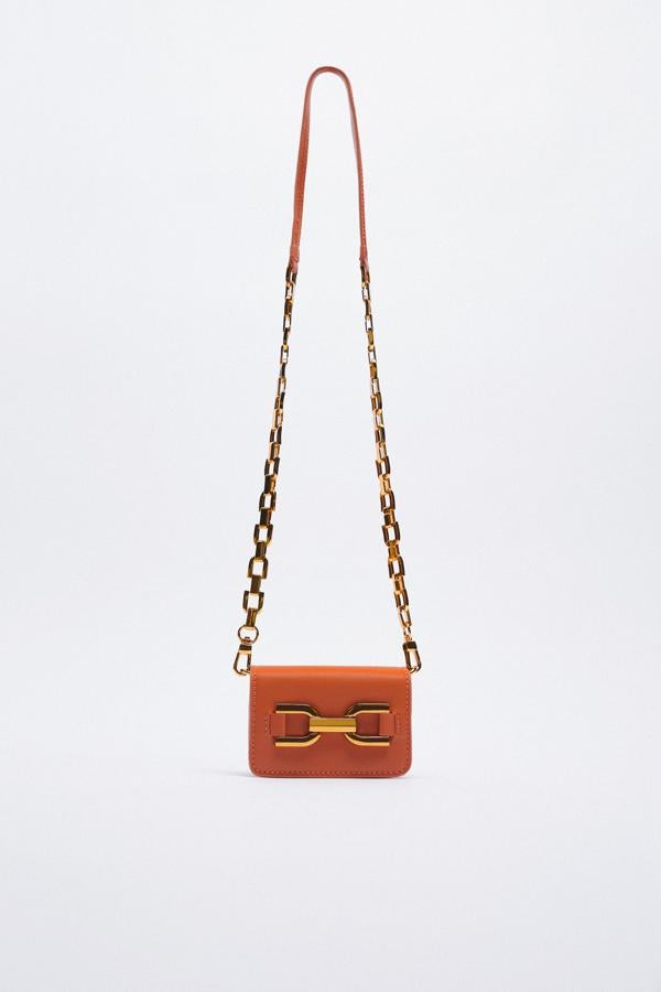 Bolso bandolera de color naranja de Zara (25,99 euros)