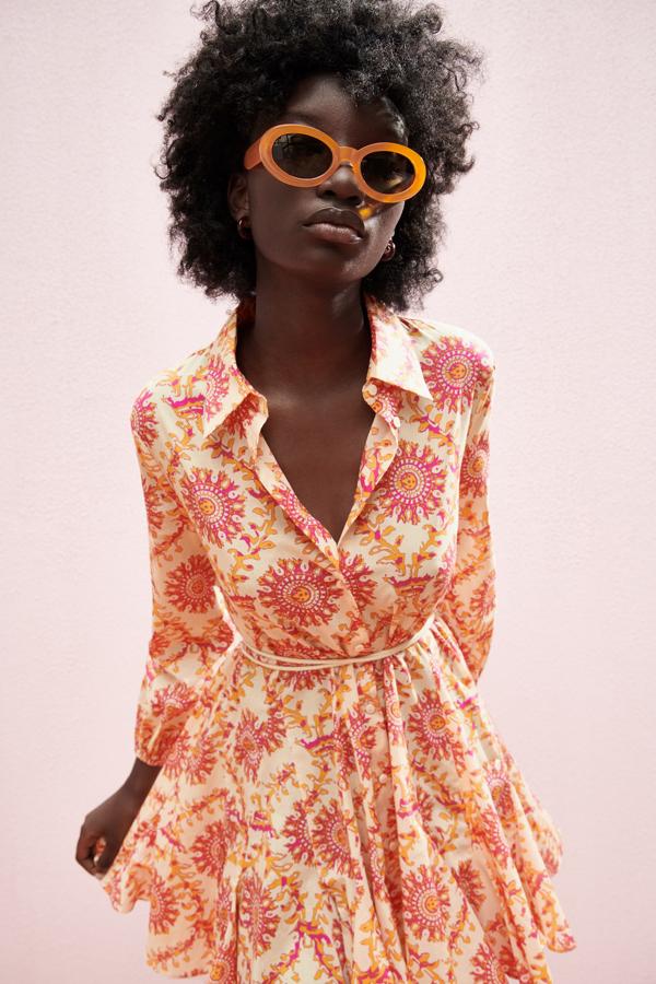 Mini vestido con vuelo y cinturón de Zara (29,99 euros)