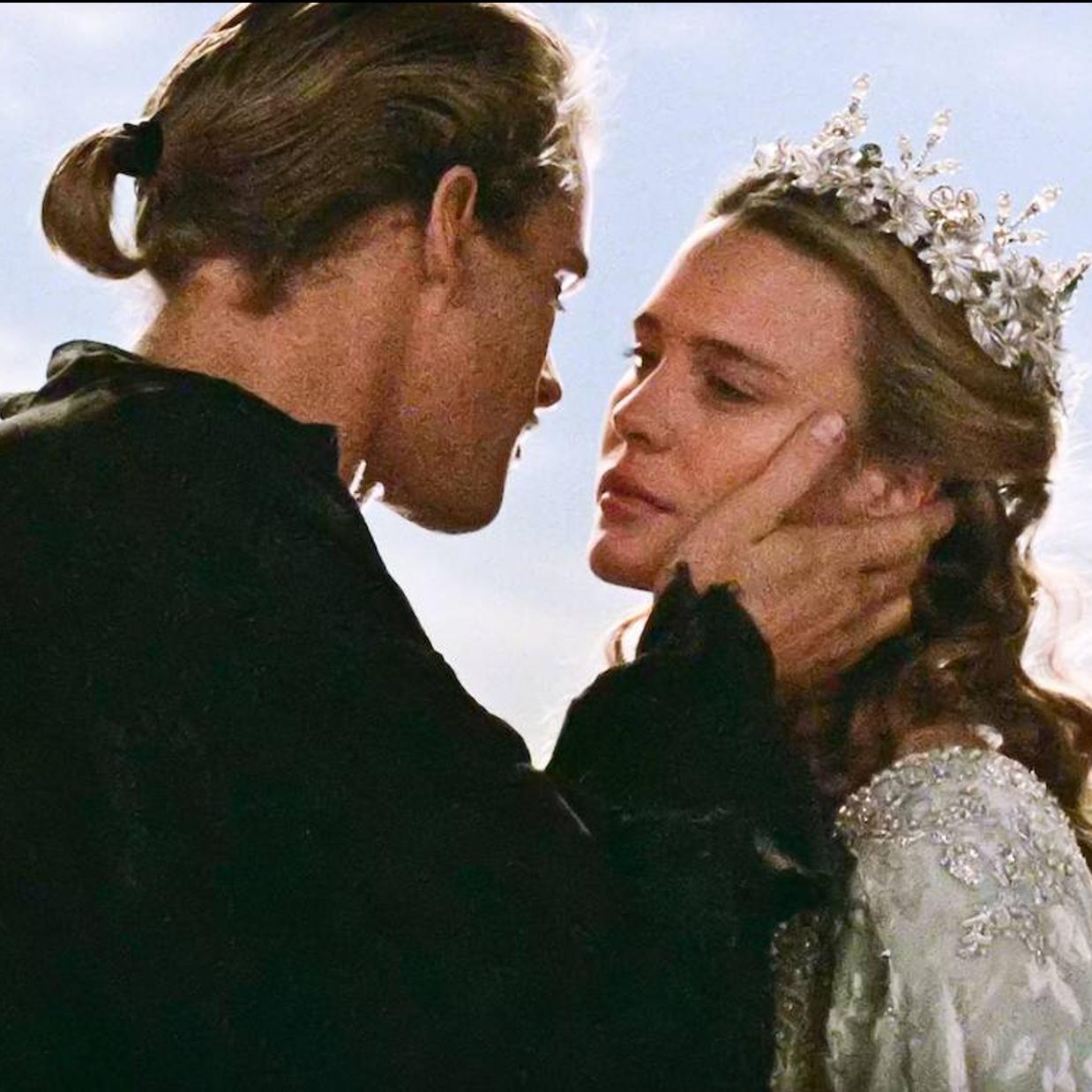 «Visten esmoquin y traje de noche, y se abrazan al lado de una ventana por la que se adivina una playa…»