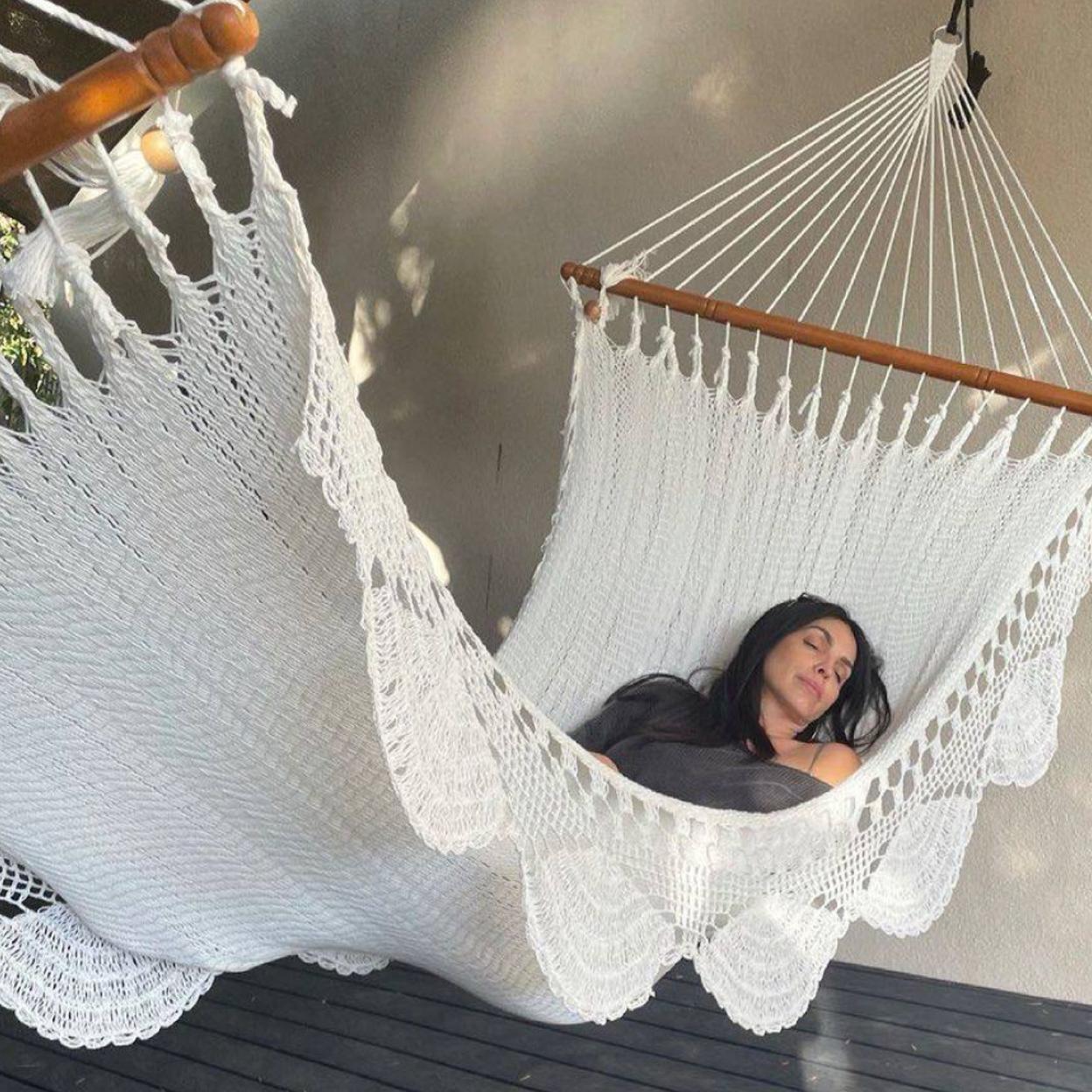 Pincha en la foto para ver cómo organizar tu librería con ojo de decorador con los libros que además te van a ayudar a desconectar en verano