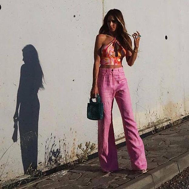 Fluido y color rosa chicle, así es el pantalón de Zara que este verano triunfa entre las influencers
