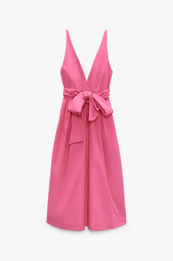 Vestido midi de popelín con escote de pico, tirantes anchos y detalle de lazada.