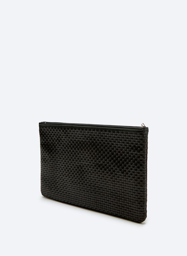 Disponible en negro o en blanco, este bolso tipo sobre bandolera confeccionado en piel trenzada tiene un precio rebajado de 39,95 euros (antes 99 euros).