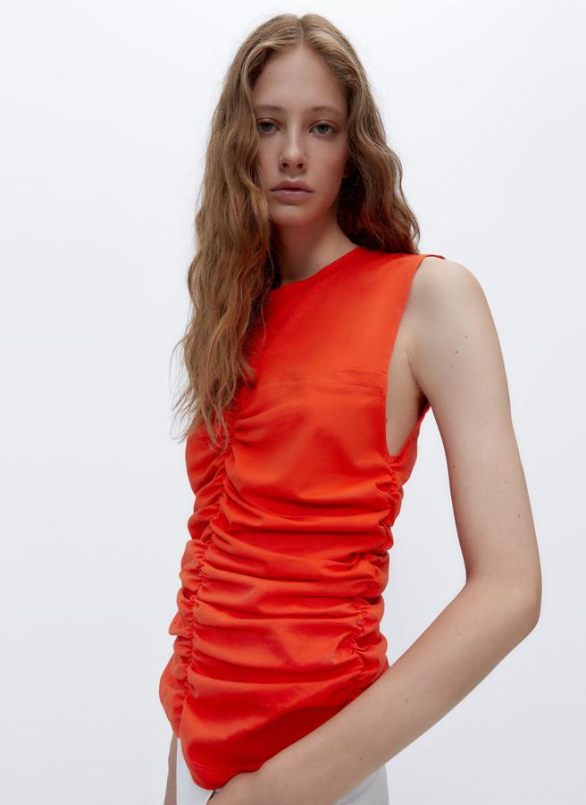 Con cuello redondo y manga sisa, esta camiseta de color rojo con frunces en la parte delantera tiene ahora un precio de 19,95 euros (antes 49 euros).