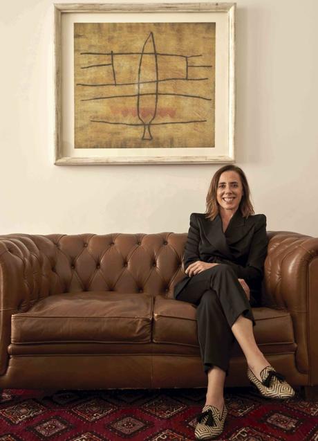 Imagen - La abogada posa en su despacho con traje de Inés Martín Alcalde y zapatos de Wonders.