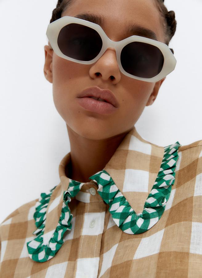 En color blanco hielo, estas gafas en acetato de celulosa y con forma hexagonal tienen un precio rebajado de 29,95 euros.