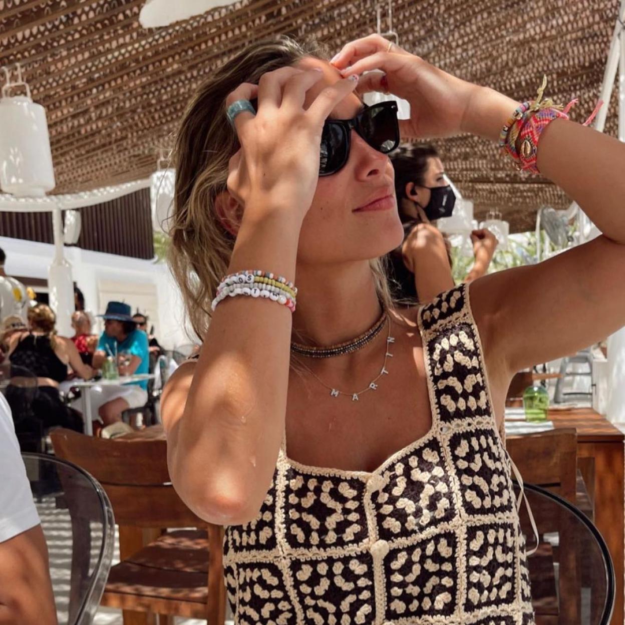 Pincha en la imagen para ver las compras de la semana: vestidos de playa de Zara preciosos, bolsos de Mango que parecen de lujo y sandalias irresistibles.