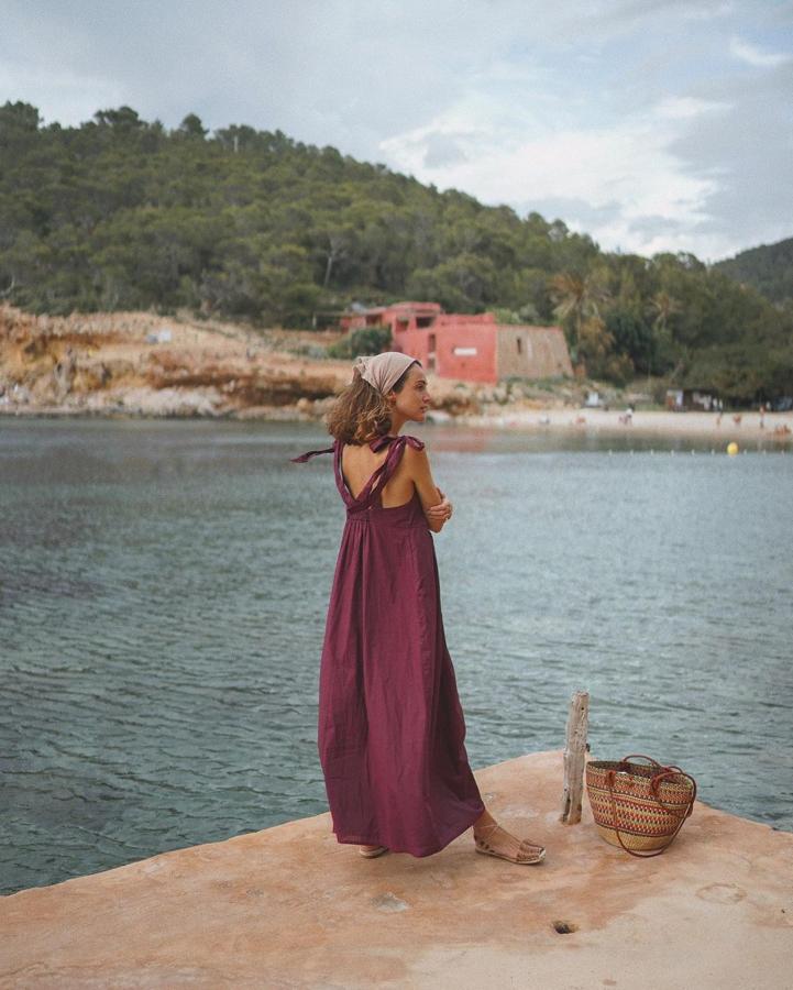 Vestido largo en color burdeos + pañuelo en la cabeza + bolso de rafia