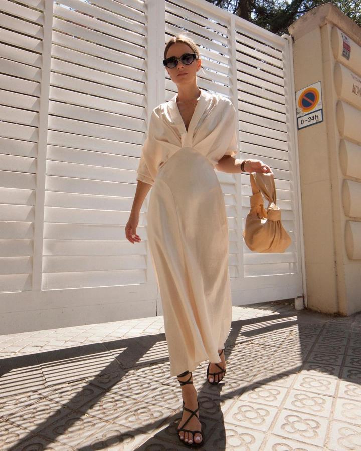 Vestido largo + sandalias planas + bolso de mano