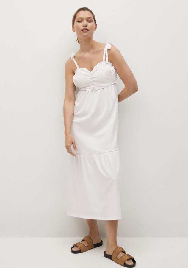 Confeccionado en 100% algodón, este vestido blanco de corte midi y escote corazón cuenta con tirantes ajustables de nudo, volante en el bajo y panel con bordado suizo. Tiene un precio de 15,99 euros (antes 25,99 euros).