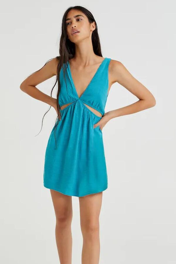 En color azul verdoso, este vestido de tirantes y diseño cut out cuenta con abertura delantera y tiras en la espalda. Tiene un precio de 22,99 euros.