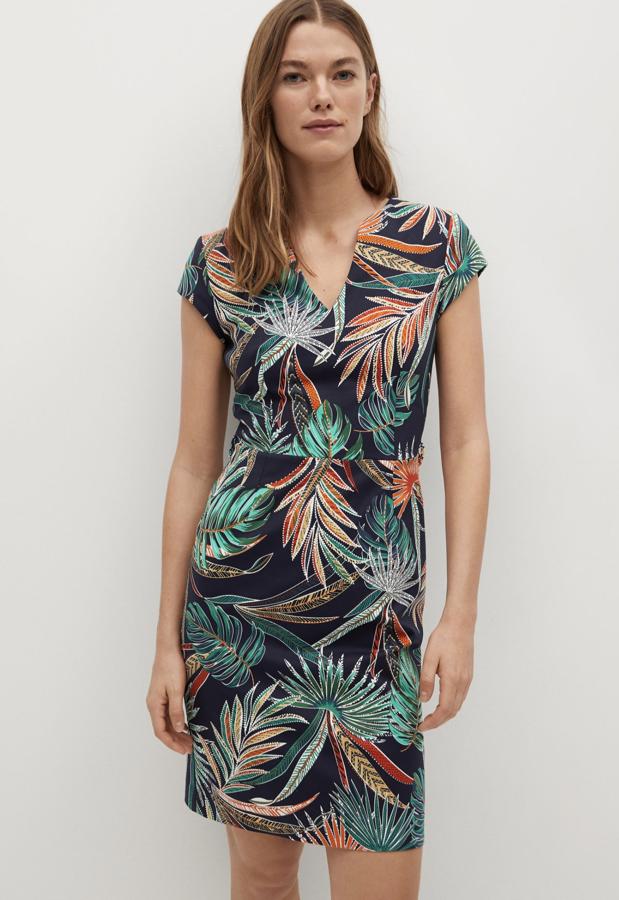 Con diseño entallado y estampado tropical, este vestido de manga corta y cuello de pico tiene ahora un precio de 12,99 euros (antes 29,99 euros).