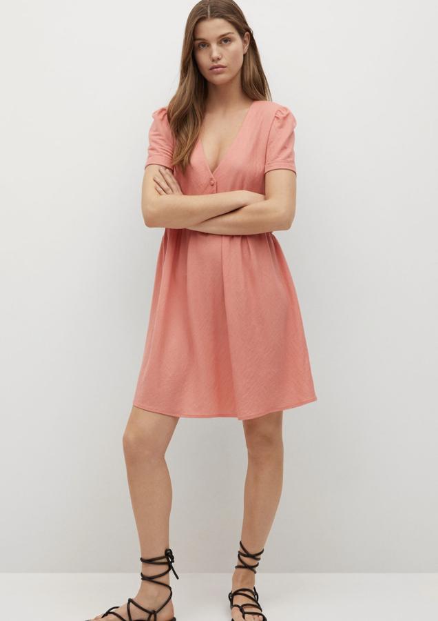 Disponible en rosa claro o naranja, este vestido corto con escote de pico y cierre de botones tiene ahora un precio rebajado de 12,99 euros (antes 19,99 euros).