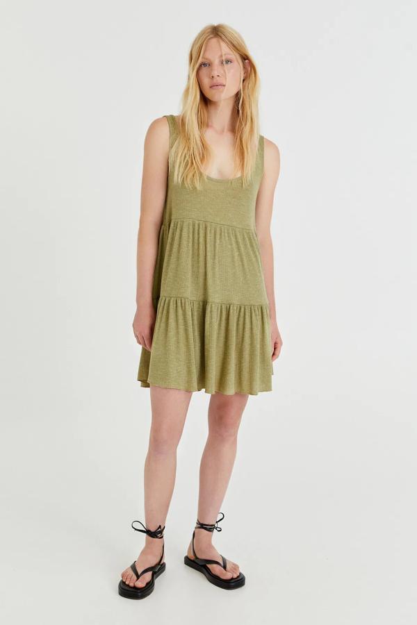 Disponible en verde, lila o crudo, este vestido corto de tirantes y diseño de paneles cuenta con escote redondo y tiene un precio de 15,99 euros.