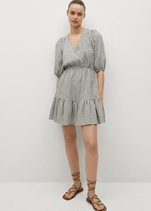 Con estampado de cuadros vichy en color verde caqui, este vestido corto con escote de pico y volante en el bajo tiene un precio de 17,99 euros (antes 29,99 euros).