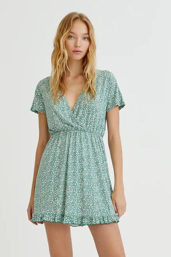 Disponible en verde o en marrón, este vestido con estampado floral y volantes en el bajo tiene un precio de 17,99 euros.