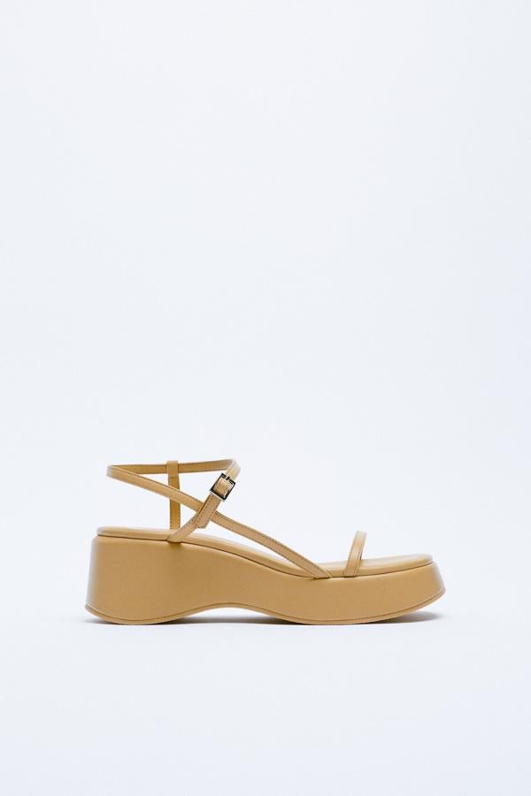 Sandalias con plataforma en color beige de Zara (29,99 euros)