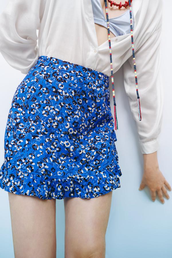 Mini falda con estampado de flores y volantes de Zara (19,99 euros)