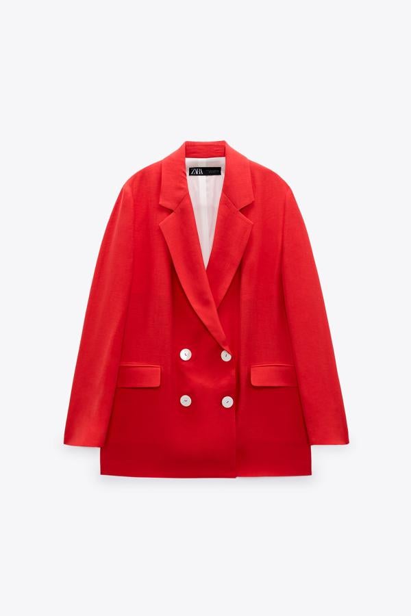 Americana con doble botonadura de colro rojo de Zara (49,99 euros)