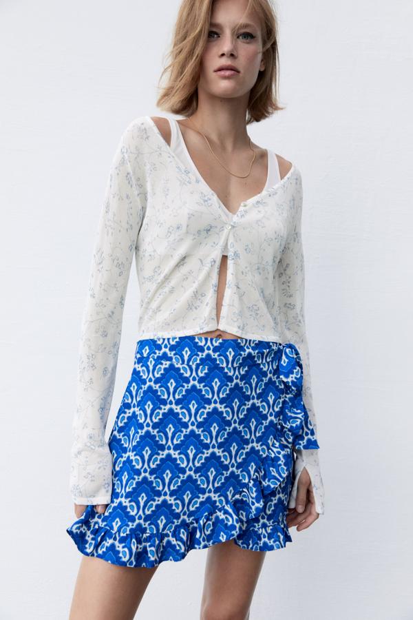 Mini falda con estampado en tonos azules de Zara (29,99 euros)