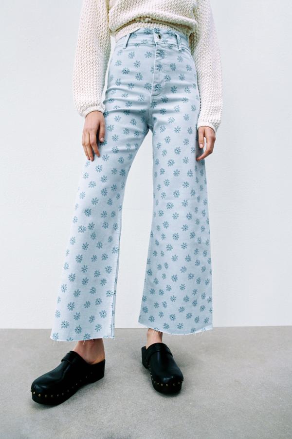 Pantalón vaquero modelo Marine con estampado de flores de Zara (29,99 euros)
