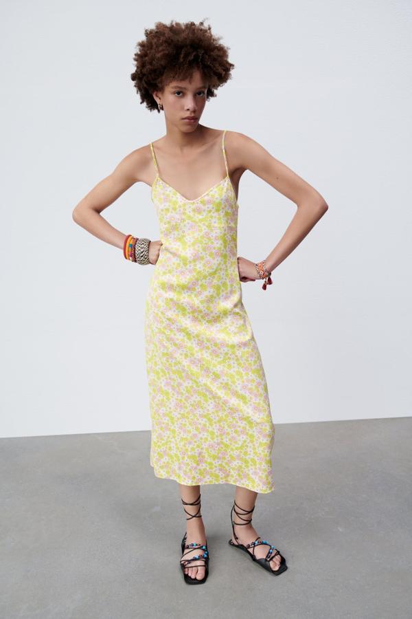Vestido con estampado de flores con la espalda cruzada de Zara (29,99 euros)