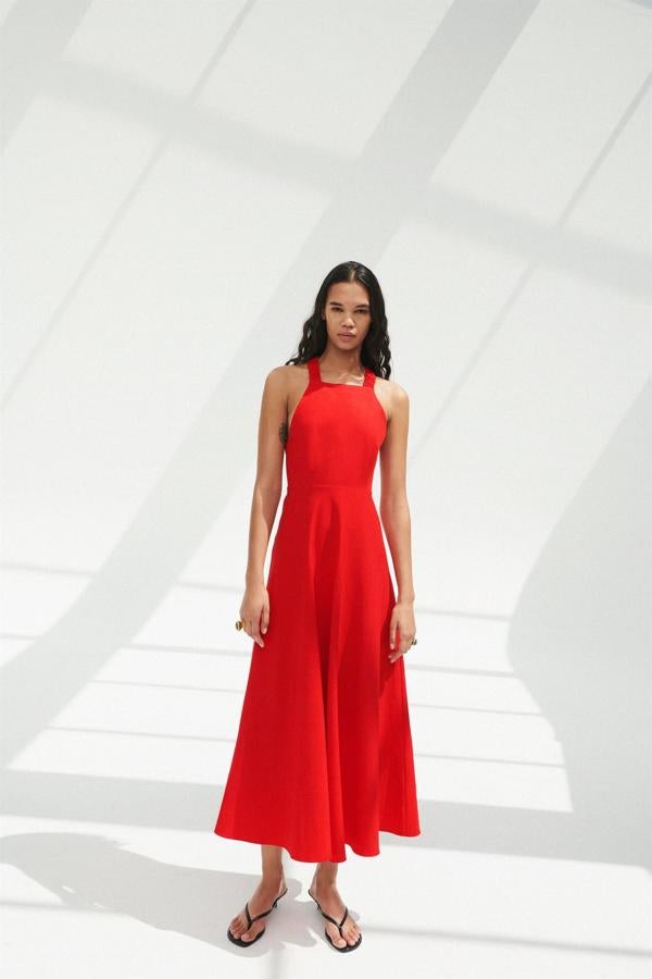Vestido rojo con la espalda cruzada de Zara (29,99 euros)