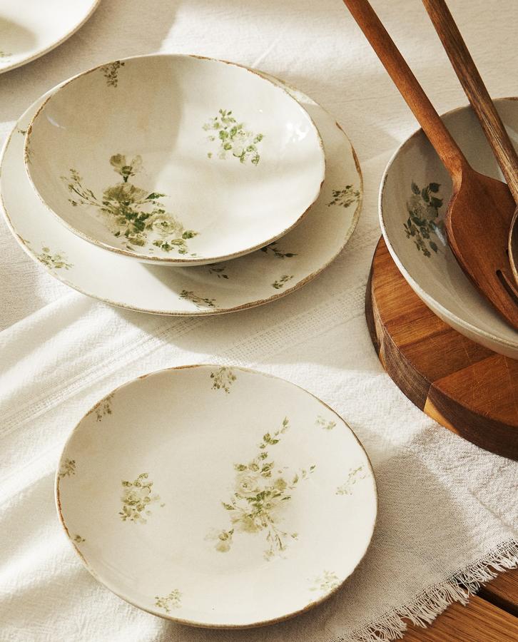 Vajilla elaborada en gres (5,99 € - 12,99 €) con calca de flores y detalle de filo envejecido a contraste.