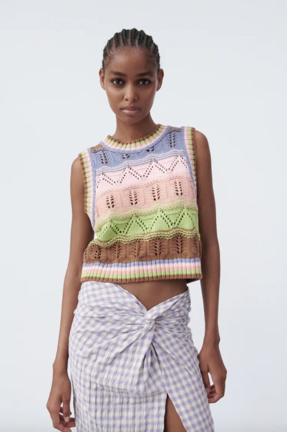 Disponible en dos combinaciones de tonos pastel diferentes, este cuerpo crochet confeccionado con tejido en mezcla de algodón tiene el cuello redondo y las mangas sisa y viene con acabados en rib. Disponible en las tallas S, M y L, cuesta 15,95 euros. 