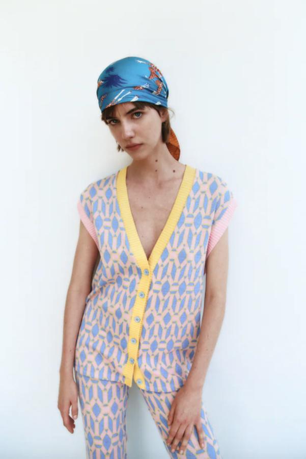 Diseño geométrico en tonos rosas y azules para este chaleco jacquard con acabados en rib combinados a contraste en rosa y amarillo. Con escote de pico y mangas sisa, tiene un precio de 25,95 euros y podemos encontrarlo en las tallas S, M y L. 