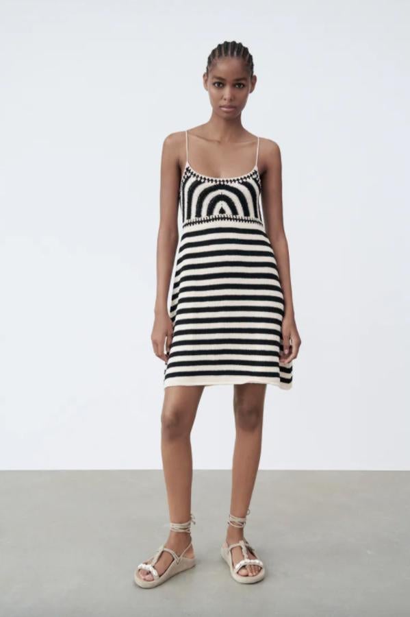 Crudo y negro en estampado de rayas para este vestido mini con escote redondo y tirantes finos confeccionado con al menos un 50% de algodón orgánico. Con bajo acabado en evasé y tirantes finos, tiene un precio de 25,95 euros y está disponible en las tallas S, M y L. 