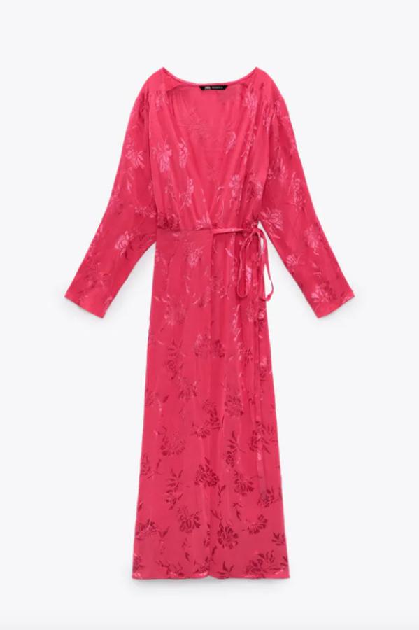 En color fucsia, con escote de pico y mangas largas, este vestido midi en jacquard con estampado de flores a tono en brillo y cierre frontal cruzado con cinturón a tono tiene un precio de 49,95 euros y podemos encontrarlo entre las talas Xs y XL. 