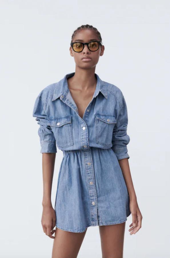 El tejido estrella de la temporada no podía faltar en esta selección y llega con este vestido corto con cuello de solapa y mangas largas acabadas en puño. Con bolsillos de plastrón con solapa y botón en la pechera y elástico en la cintura, tiene cierre frontal de botones metálicos a presión. Está disponible entre las tallas XS y XL por 29,95 euros. 