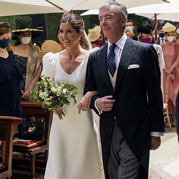 Juan Carlos Corsini llevando a su hija Belén al altar.