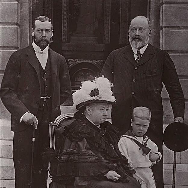 El rey Jorge V junto a la reina Victoria, el rey Eduardo VII y el príncipe Eduardo en 1899.