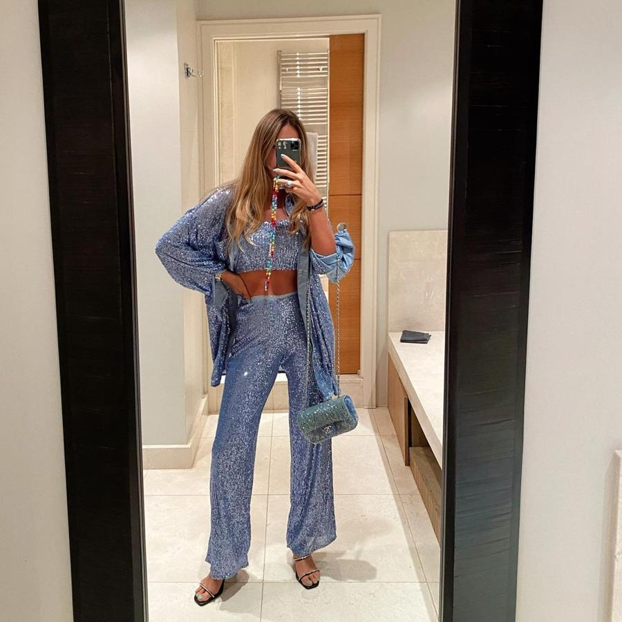 A todo trapo con las lentejuelas en este total look azul, que también cuenta con pedrería en calzado y bolso.