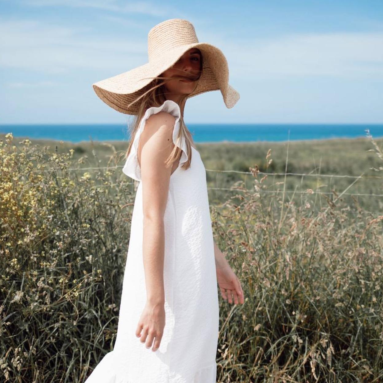 Pincha en la foto para ver vestidos largos (algunos muy rebajados) que quedan bien con sandalias y zapatillas y que favorecen muchísimo