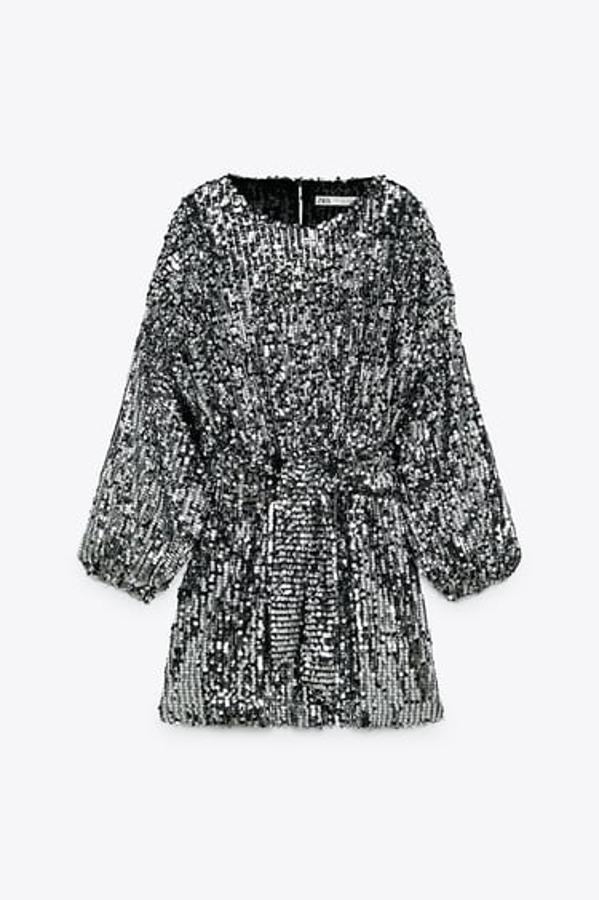 Vestido corto de lentejuelas con manga larga, en color plata.