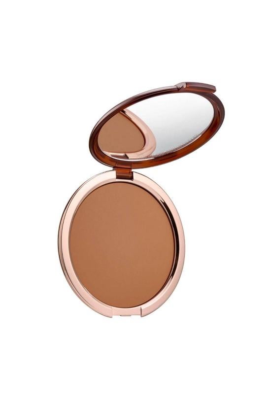 Si tienes un poco de temor a los bronceadores, el mejor para empezar es el de Estée Lauder. Los polvos de esta firma no contienen aceites, por lo que favorecen un bronceado mate. Están diseñados para cualquier tono de piel. 38,45 euros