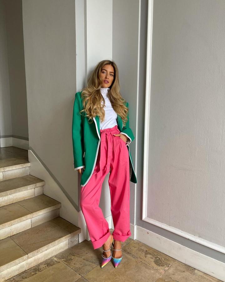 Lo de llamar la atención en los ochenta era casi obligatorio. Colores brillantes y neón se mezclaban en conjuntos estridentes, algo que se ha recuperado y podemos ver en pasarela (e Instagram).