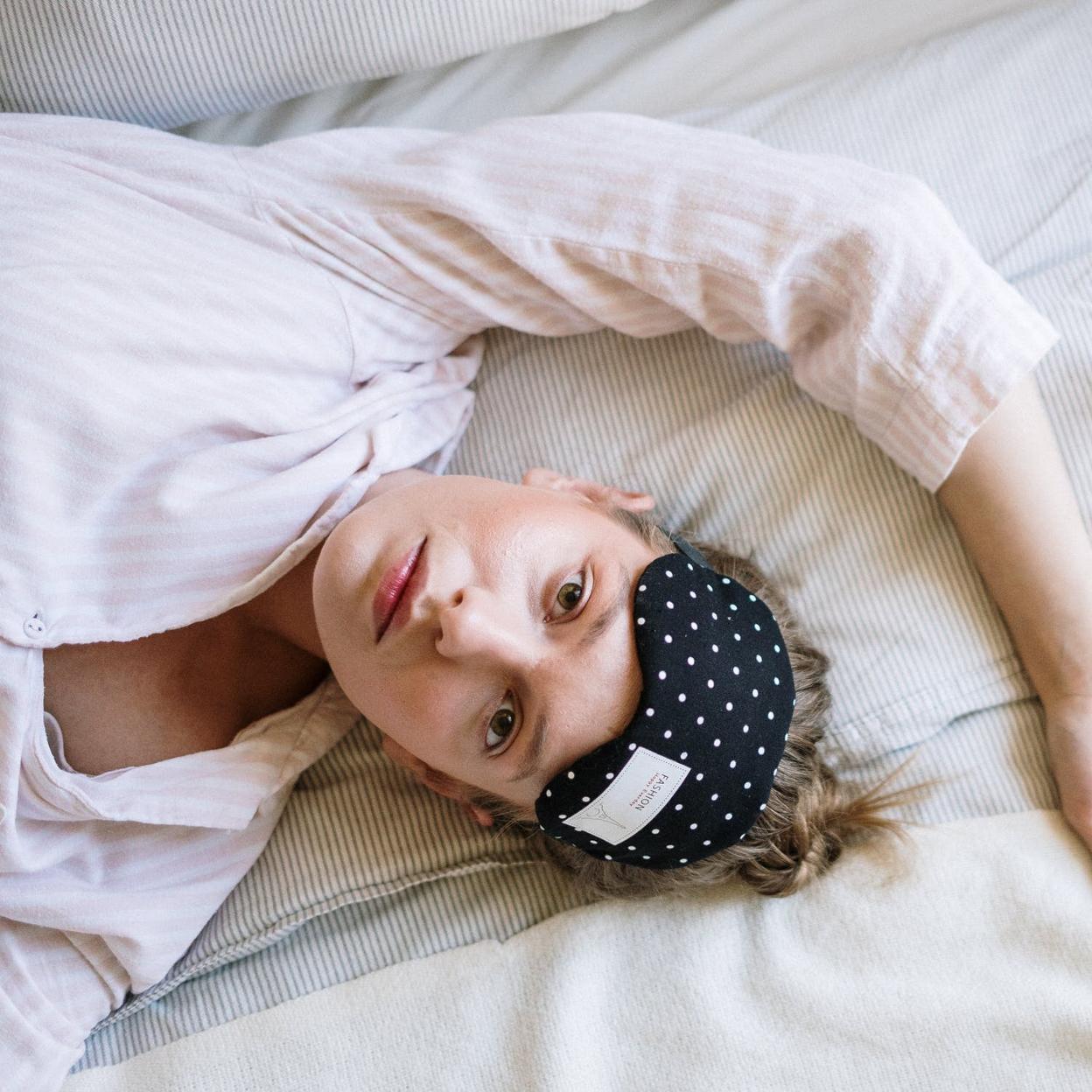 Pincha en la imagen para conocer las mejores posturas de yoga para dormir bien.