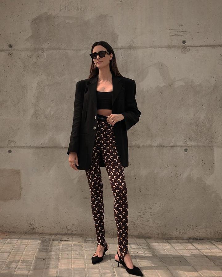 Para hacer ejercicio o salir a bailar. Con sudaderas que dejan el hombro al descubierto o con blusas coloridas y voluminosas. Los leggings fuseau valen para todo y se llevan con tacones.