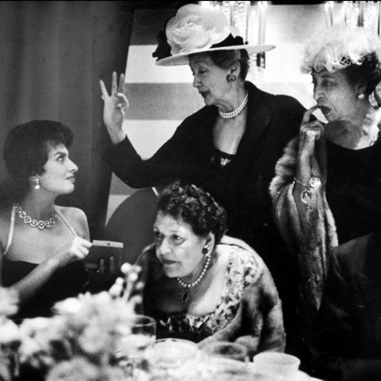 Louella y Hedda fueron una pesadilla para actrices como Sofía Loren, Ingrid Bergman y Rita Hayworth. Si quiers ver los mejores looks de Rita Hayworth, pincha en la imagen.