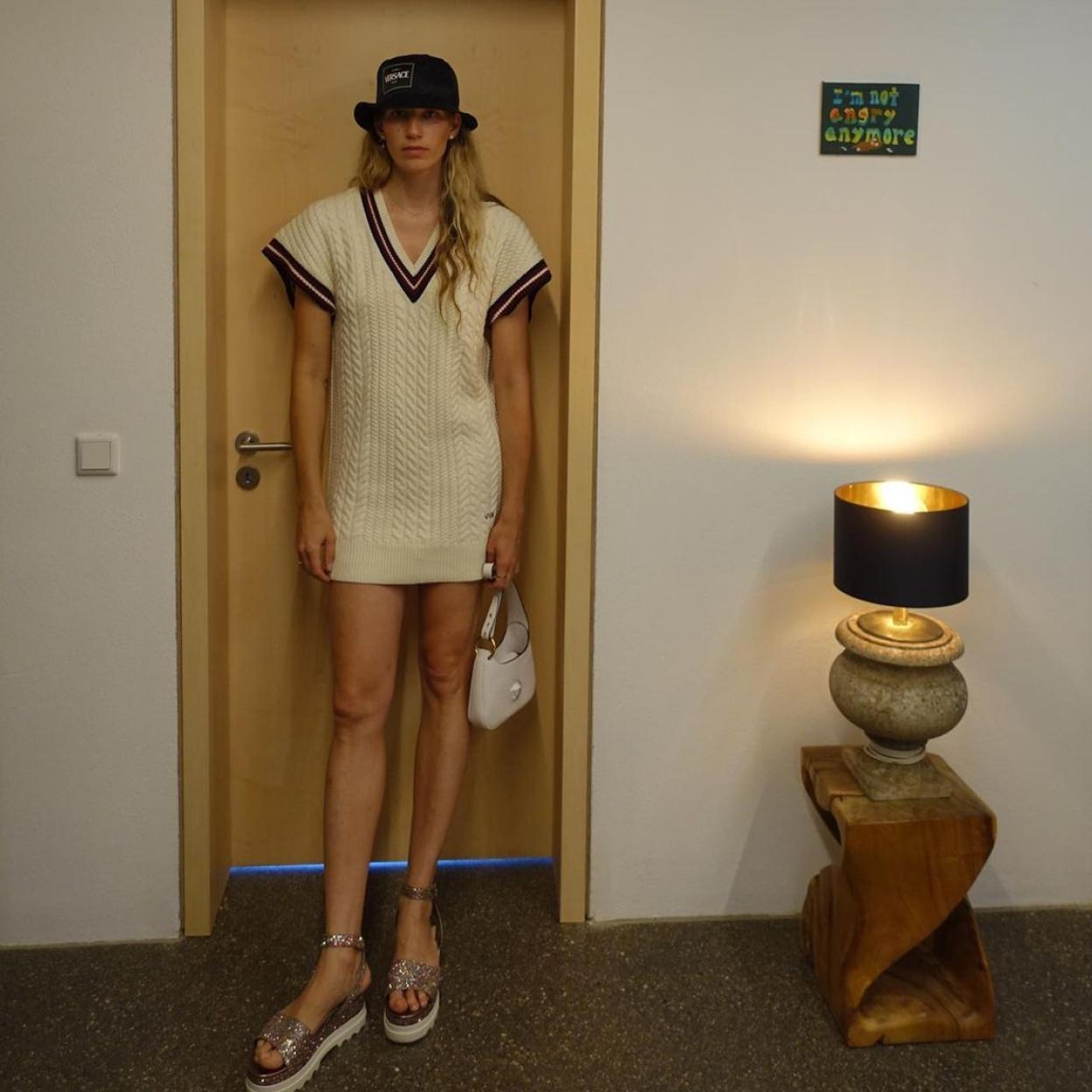 Pincha en la foto para ver el vestido midi de punto, la prenda definitiva con la que tu estilo rejuvenecerá al momento.