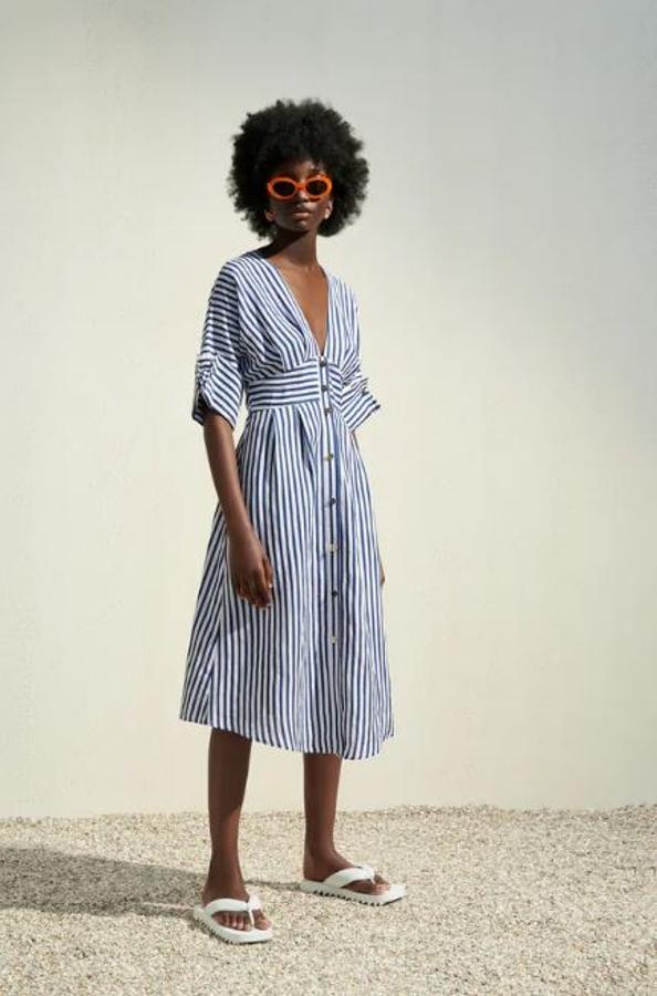 Estilo camsiero y estampado de rayas marineras (29,95 euros).